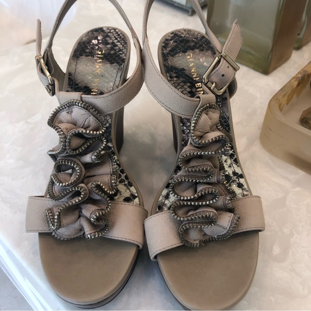 Gianni Bini Wedge Sandal, metal zipper ruffle detail, side buckle. Size 7.5. - Picture 10 of 13